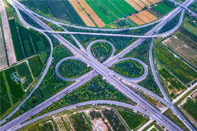 公路铁路穿桥.jpg